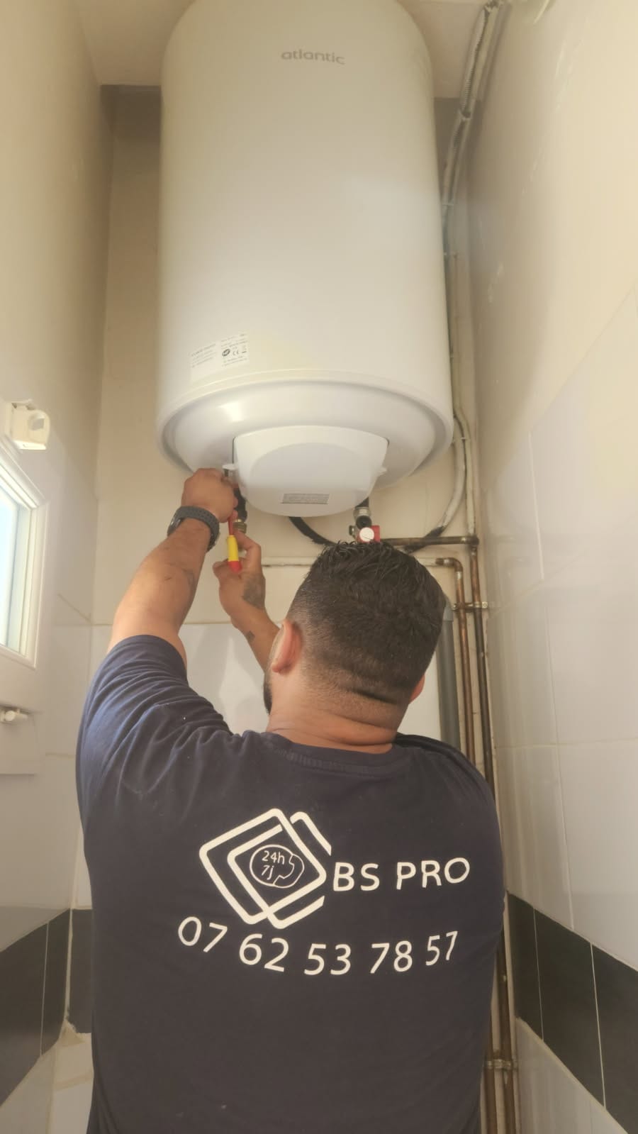Technicien BS PRO en intervention sur un chauffe-eau à Aix-en-Provence et Marseille