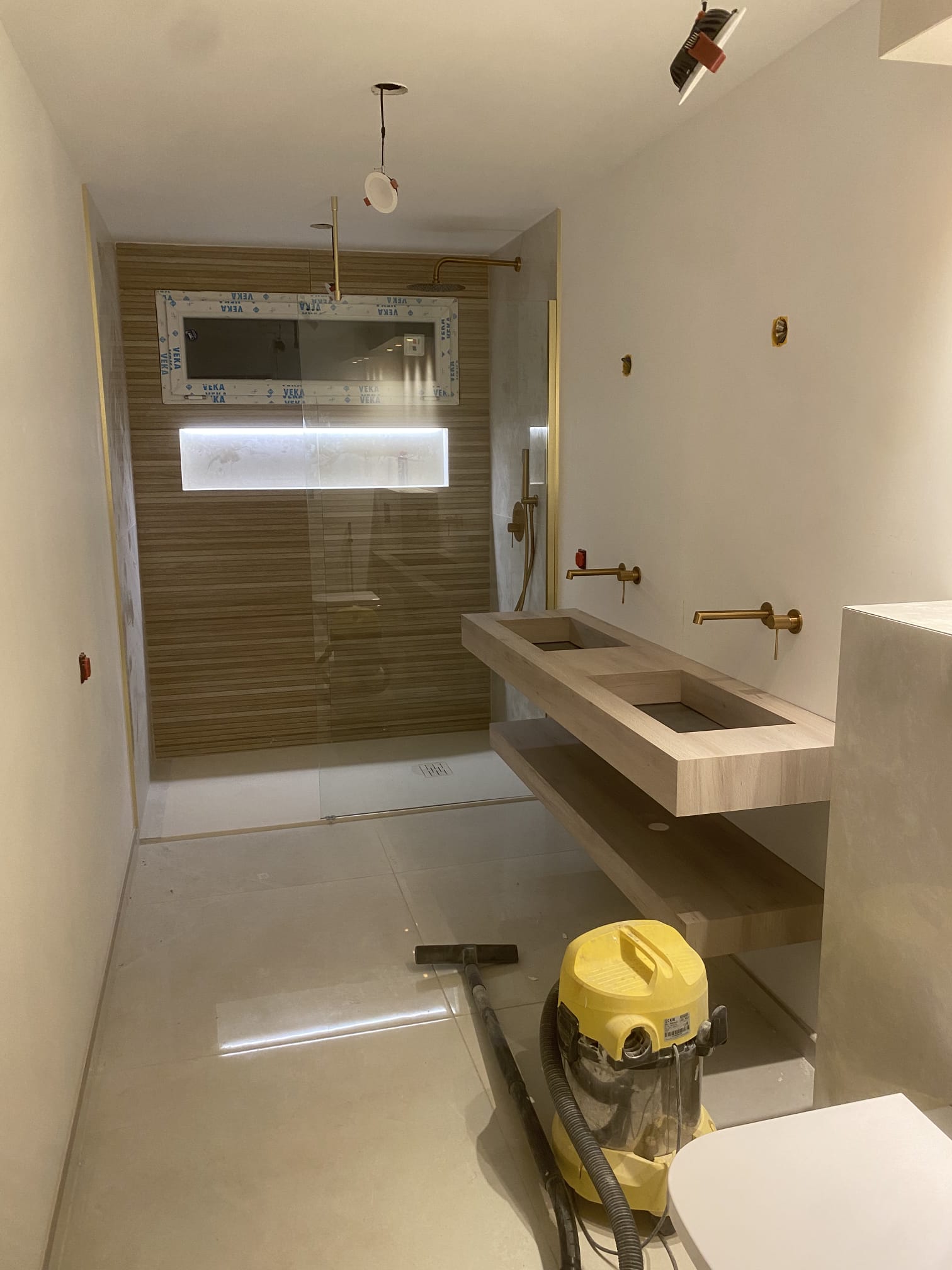 Salle de bain moderne avec douche à l'italienne réalisée par BS PRO